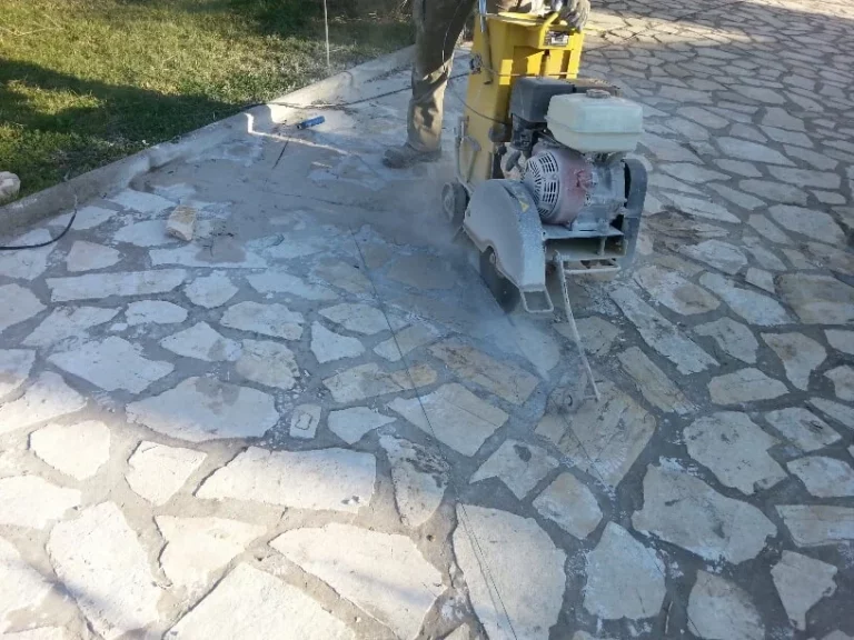 Αρμοκοπή σε πέτρινες πλάκες για τοποθέτηση μεταλλικού ικριώματος