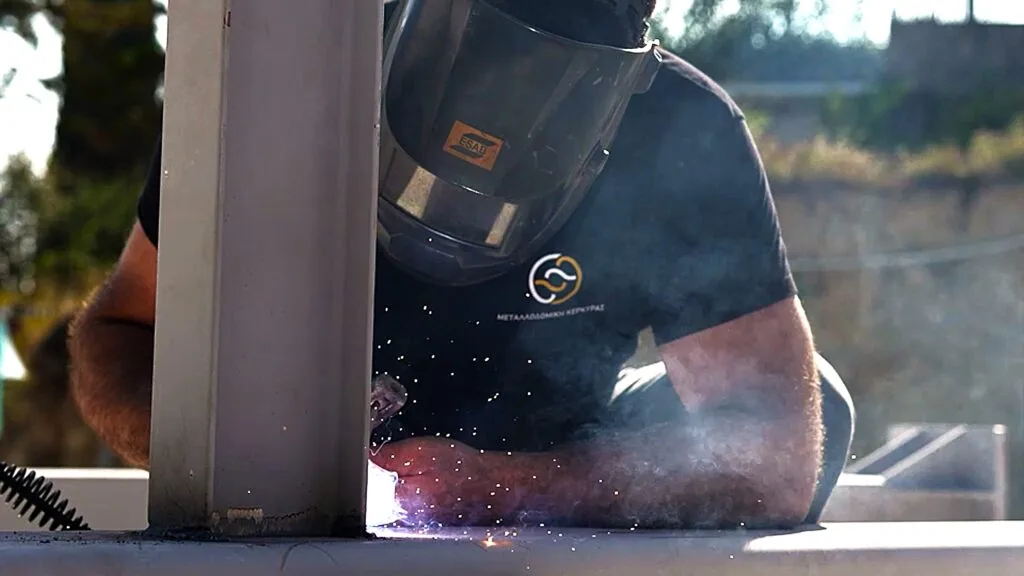 Ειδικές Μεταλλικές Κατασκευές 4 Expert welder from Metallodomiki Corfu working on a structural steel project. Contact us for custom metal constructions.