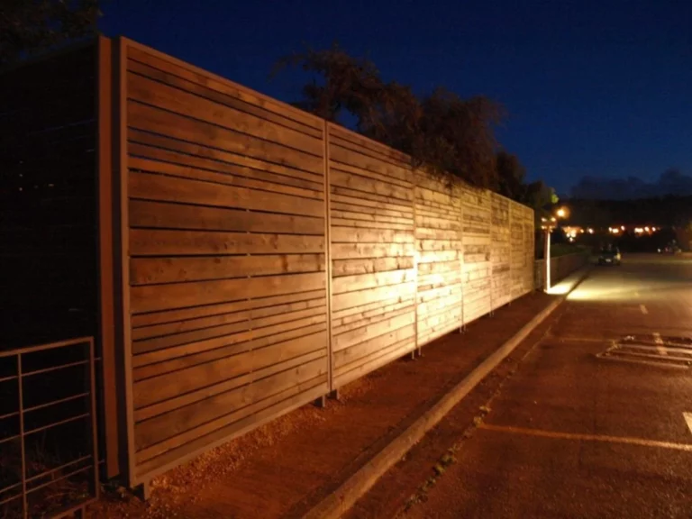 Πάνελ που λειτουργούν ως διαχωριστικά στην μαρίνα Γουβιών Κέρκυρας