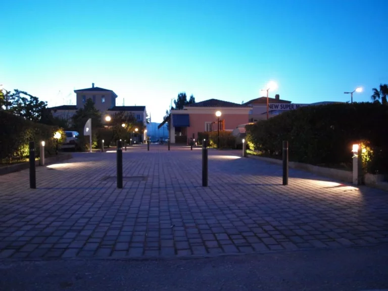 Εγκατάσταση ηλεκτροφωτισμού στην Μαρίνα Γουβιών Κέρκυρας και μεταλλικών πυλώνων για την απαγόρευση διέλευσης οχημάτων