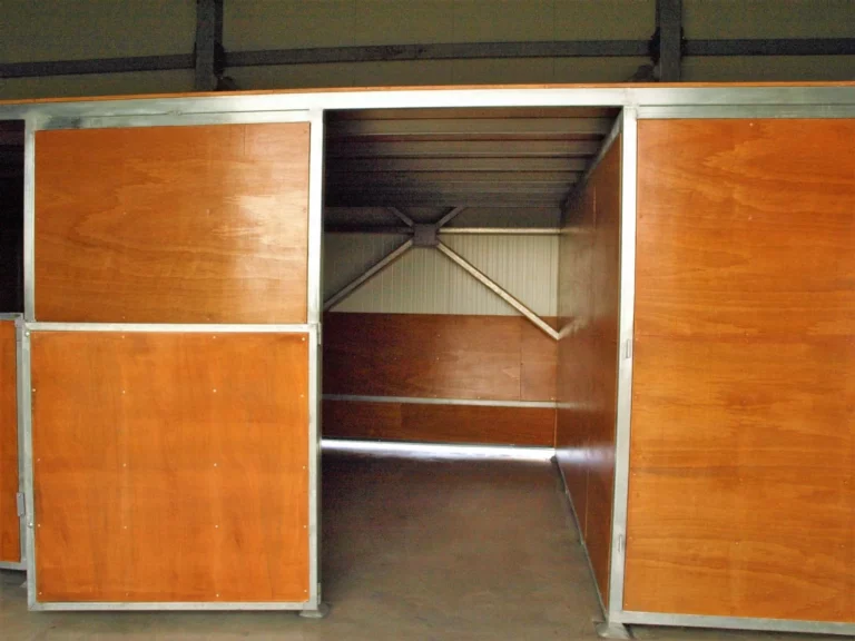 Εσωτερική άποψη στάβλου αλόγου σε μεταλλικό ιπποστάσιο