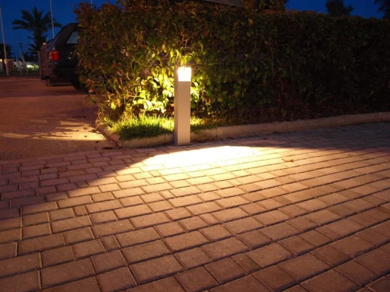 Χαμηλά κολωνάκια φωτισμού