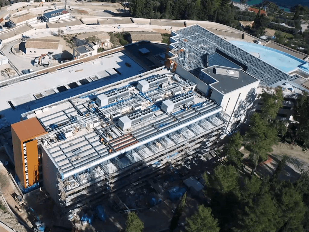 Βιομηχανικές Εγκαταστάσεις 1 Βαρέως τύπου μεταλλικές βάσεις εγκαταστάσεων κλιματισμού στην οροφή μεγάλης ξενοδοχειακής μονάδας στην Κέρκυρα.