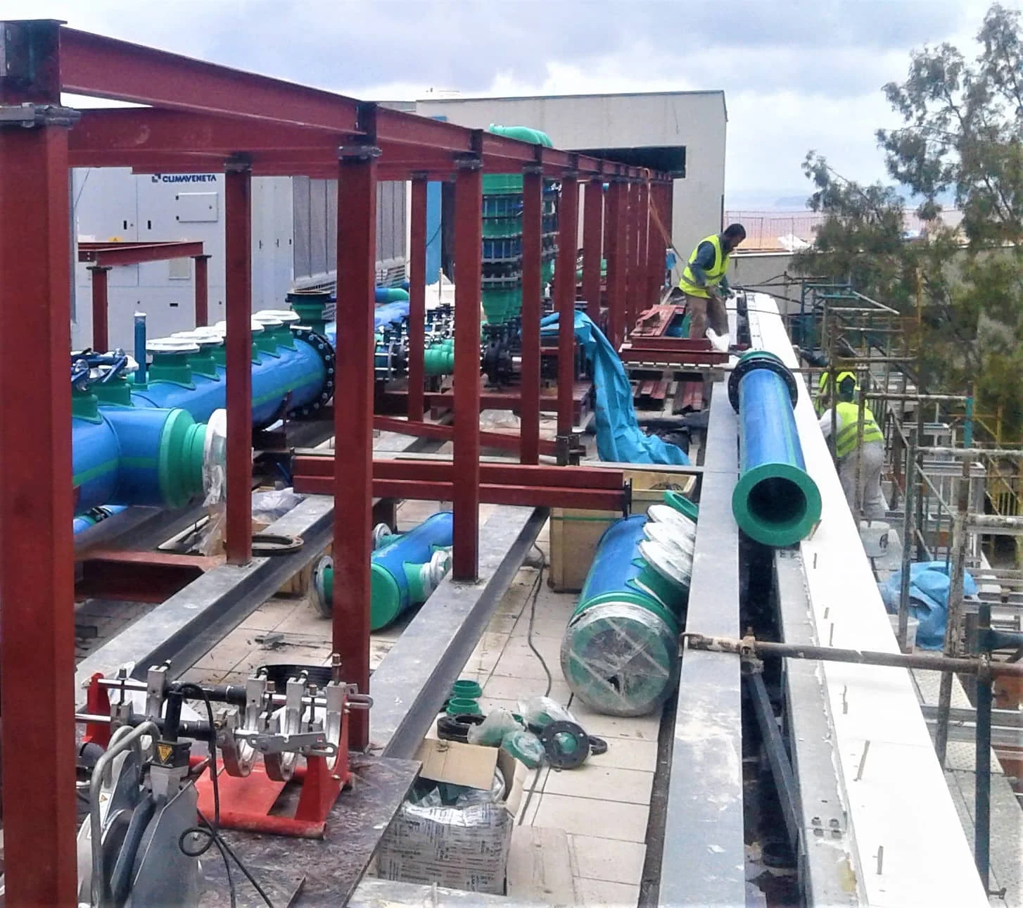 Τοποθέτηση μεταλλικών βάσεων στην οροφή ξενοδοχείου για την εγκατάσταση μηχανολογικού εξοπλισμού.