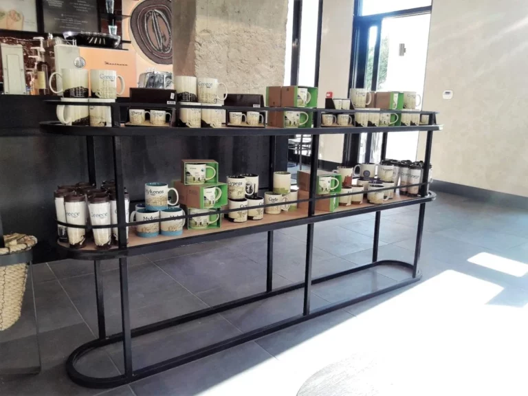 Μεταλλική νησίδα για τοποθέτηση προϊόντων σε καφετέρια