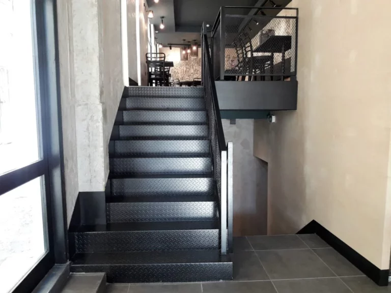 Μεταλλική σκάλα