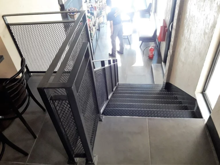 Σκάλα και κάγκελο με βιομηχανικό πλέγμα