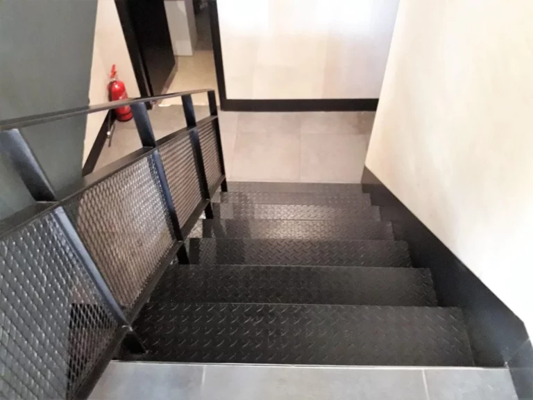 Σκάλα και κάγκελο με βιομηχανικό πλέγμα