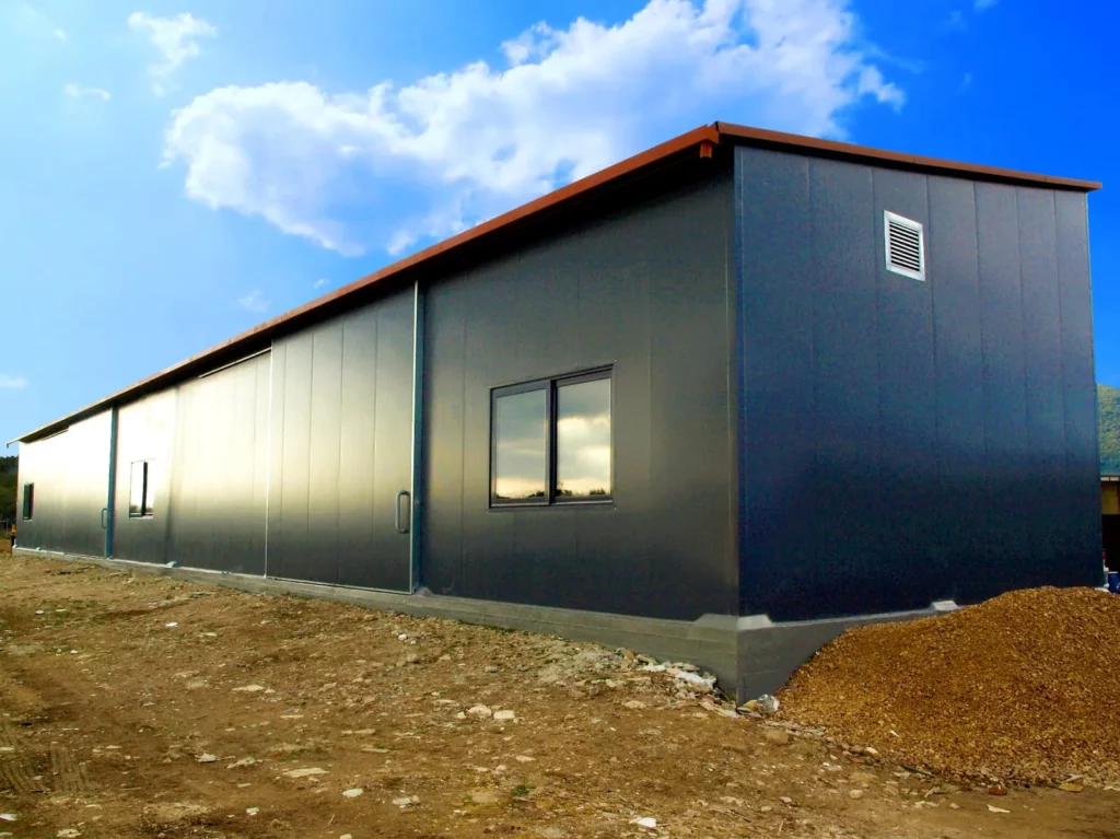 Metal building to house the stables of an equestrian group in Corfu