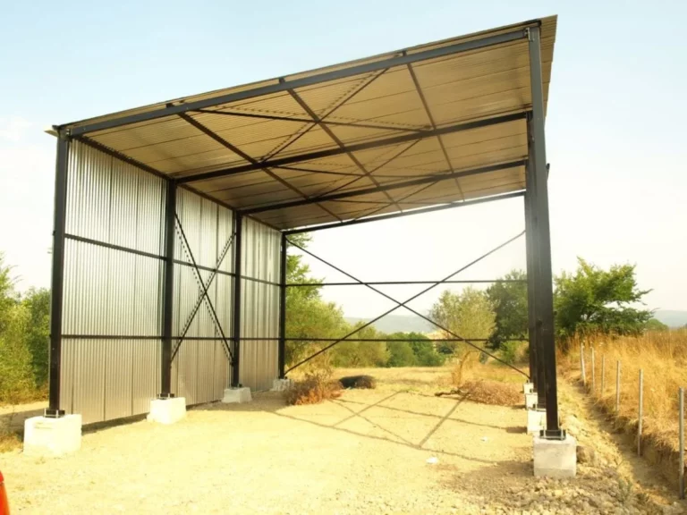 Προκατασκευασμένο μεταλλικό υπόστεγο με μεγάλο εσωτερικό ύψος