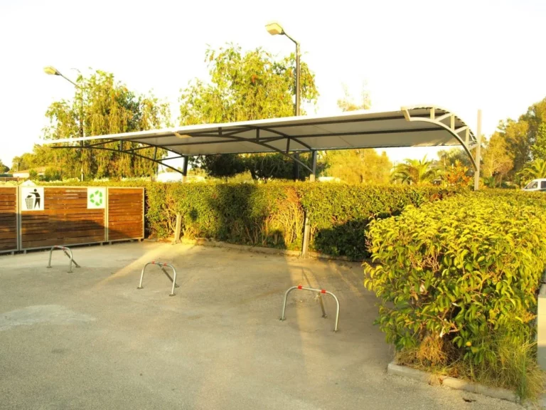 Σκίαστρο για πάρκινγκ αυτοκινήτων με μεταλλικό σκελετό και μουσαμά σκίασης