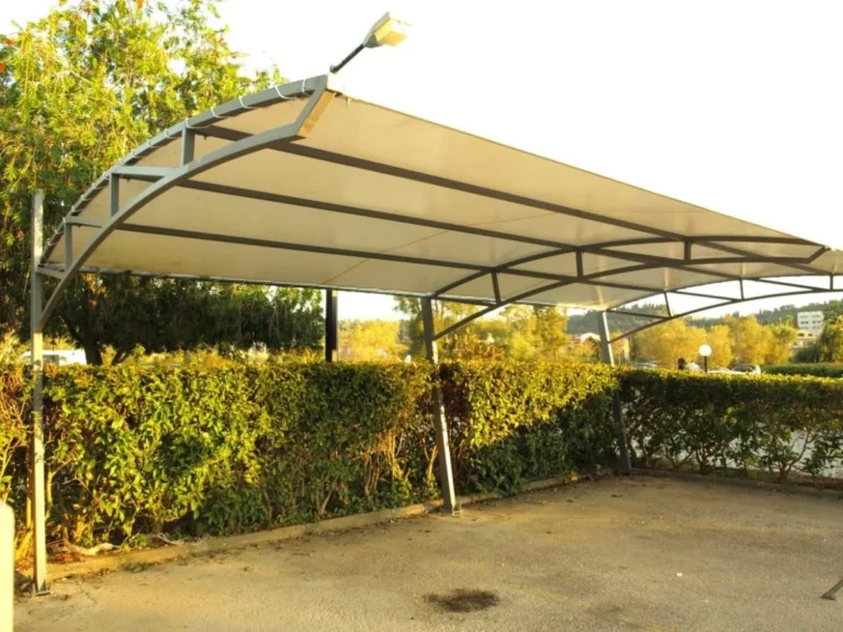 Στέγαστρο σε πάρκινγκ αυτοκινήτων με μεταλλικό σκελετό και μουσαμά σκίασης