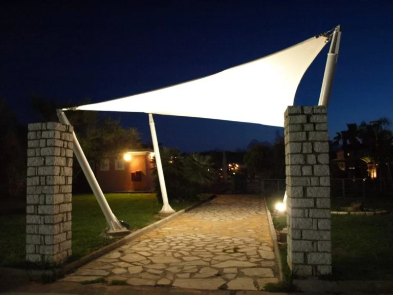 Τοποθέτηση μεταλλικού ικριώματος με μουσαμά σκίασης