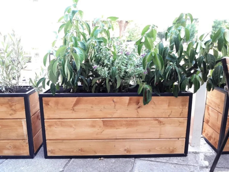 Κατασκευή ζαρντινιέρας από μέταλλο και ξύλο